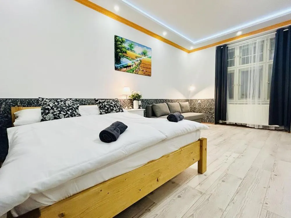 Helen Homestay Prague 2 0*,  República Checa